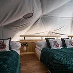 Campismo de Luxo Glamp Mala Laka Jacuzzi & Sauna