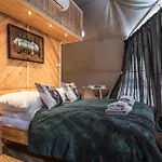 Campismo de Luxo Glamp Mala Laka Jacuzzi & Sauna