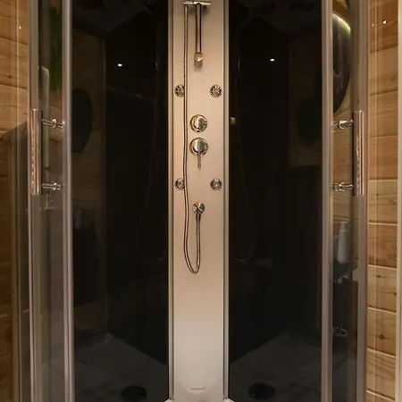 Glamp Mala Laka Jacuzzi & Sauna 럭셔리텐트 *