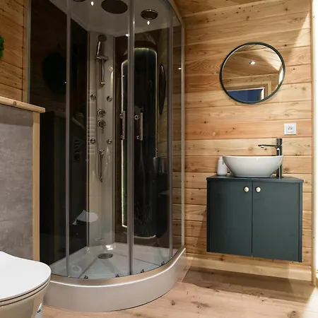 Glamp Mala Laka Jacuzzi & Sauna خيمة فخمة