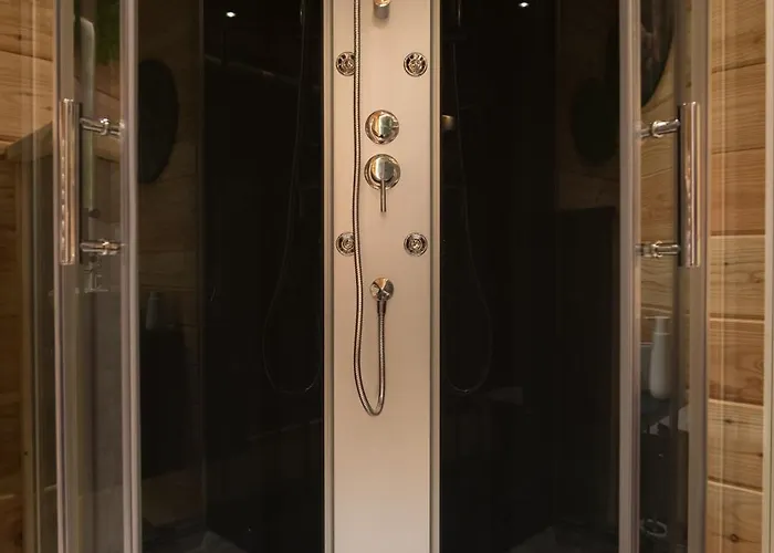 Glamp Mala Laka Jacuzzi & Sauna Campo de lujo *